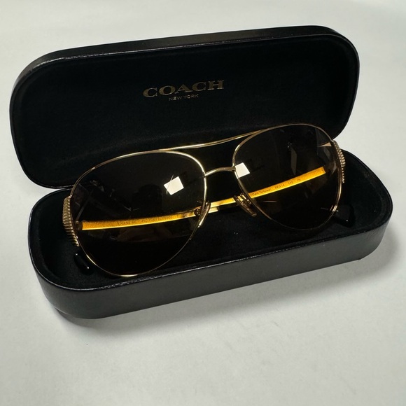 Coach Pilot Sunglasses Model: HC7067 - Picture 9 of 12
